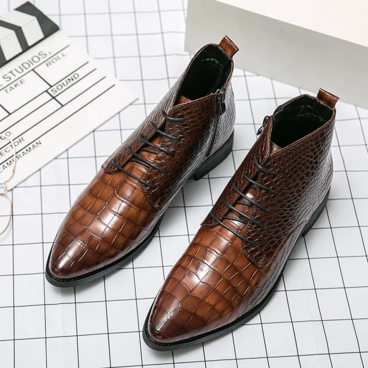 The Orvieto Bottines en Cuir à Motif Crocodile pour Homme – Marron
