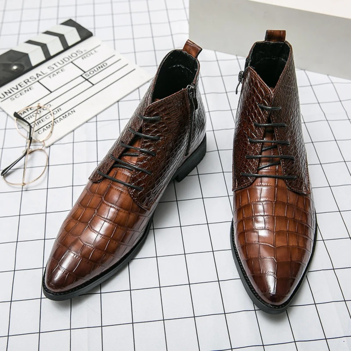 The Orvieto Bottines en Cuir à Motif Crocodile pour Homme – Marron