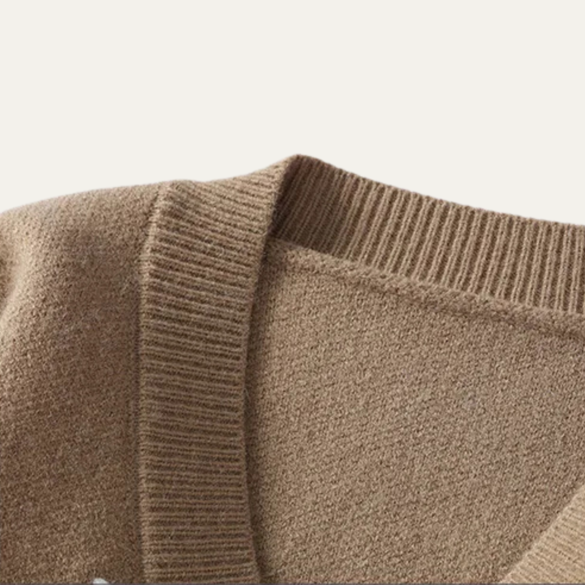 The Hawthorne – Cardigan Homme Cachemire Col V Détails Brodés